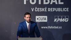 Dušan Svoboda jako předseda Ligové fotbalové asociace přednáší zástupcům...