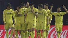 Fotbalisté Villarrealu se radují z jednoho ze svých tří gólů v duelu s...