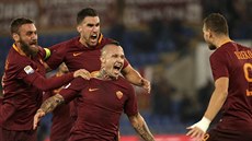 Radja Nainggolan (druhý zprava) z AS �ím se raduje se spoluhrá�i z gólu, který...