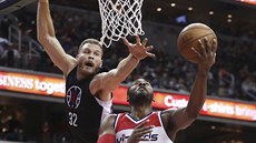 John Wall (vpravo) z Washingtonu zakon�uje na ko� p�es bránícího Blakea...