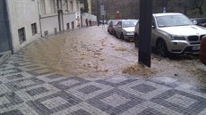 V Blehradské ulici v Praze 2 dolo odpoledne k havárii vody. Pes dva a pl...