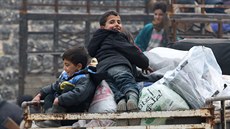 Evakuace lidí z východního Aleppa je pozastavena, na pevoz ekají povstalci i...