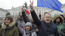 Ve Varav protestují tisíce lidí, vadí jim kroky vládní strany Právo a...