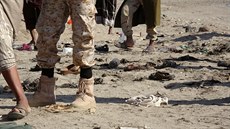 Pi sebevraedném útoku v jihojemenském Adenu zemely desítky voják. (18....