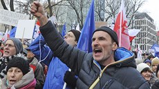 Ped ústavním soudem ve Varav v nedli pokraovaly protivládní protesty....