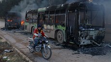 Autobusy, které směřovaly do vesnic v syrské provincii Idlib k evakuaci šíitů,...