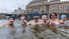 S herci se do zimní Vltavy vydal i reisér filmu Bába z ledu Bohdan Sláma