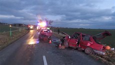 P�i �elní srá�ce dvou aut na P�erovsku byli vá�n� zran�ni dva �idi�i a dv�...