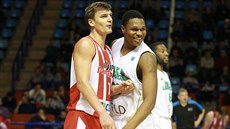 Radek Ne�as (vlevo) z Pardubic pobavil Vitalise Chikoka z Pau-Lacq-Orthez..