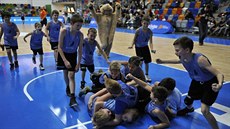 Mladí basketbalisté z písecké J. K. Tylova se radují, v dresech Memphisu...