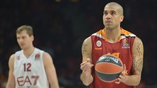 Blake Schilb z Galatasaray Istanbul se soustedí na trestný hod proti Olimpii...