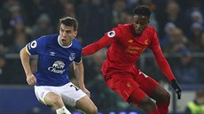 Seamus Coleman (vlevo) z Evertonu v souboji s , Divockem Origim z Liverpoolu.