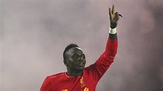Sadio Mané z Liverpoolu slaví gól proti Evertonu.
