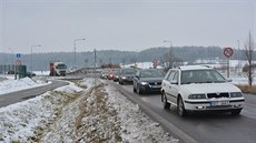 Kolony vozidel poblíž automobilky v Kvasinách na Rychnovsku v době střídání...