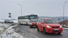 Kolony vozidel poblí automobilky v Kvasinách na Rychnovsku v dob stídání...