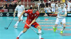 Český florbalista Milan Tomašík (v červeném) v utkání o bronz proti Švýcarsku.