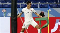 Yuma Suzuki z Ka�imy slaví gól v semifinále MS klub�.