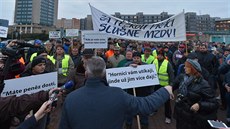 editel Severoeských dol Ivo Pgímek (vpedu zády) hovoí s demonstrujícími...