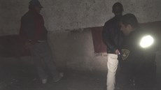 Litvínovský strá�ník s p�isti�enými zlod�ji elektrodíl�.