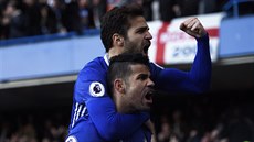 Útočník Chelsea Diego Costa oslavuje se spoluhráčem Cescem Fabregasem trefu do...