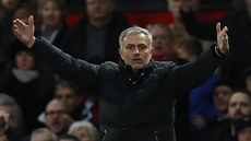 Trenér Manchesteru United José Mourinho během utkání proti Tottenhamu.