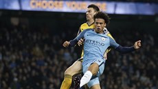 Leroy Sané z Manchesteru City vyrovnává skóre v duelu s Arsenalem.