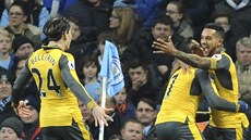 Theo Walcott (vpravo) se raduje z gólu do sít Manchesteru City.