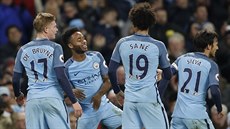 Fotbalisté Manchesteru City oslavují gól Raheema Sterlinga (uprostřed) v zápase...