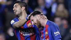 Útočník Barcelony Luis Suárez (vlevo) se s Lionelem Messim raduje z gólu do...