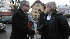 Ministr dopravy Dan �ok na sch�zce se starostkou obce Prackovice, kam z D8...