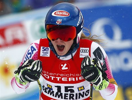 Mikaela Shiffrinová se raduje z vítzství v obím slalomu v Semmeringu.