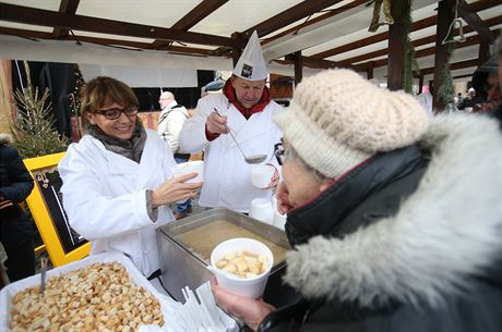 Primátorka Adriana Krnáová rozlévala rybí polévku na Staromstském námstí...