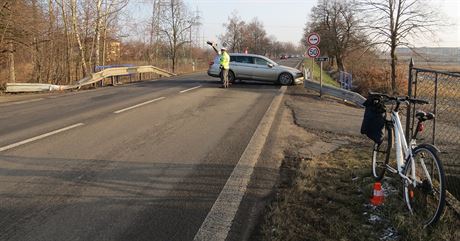 Místo nehody v Karviné, kde se auto vyhnulo cyklistovi a narazilo pitom do...