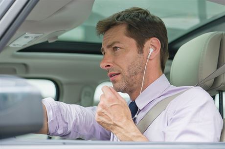 Telefonování ve voze není podle australské studie bezpené ani s handsfree. Ilustraní snímek