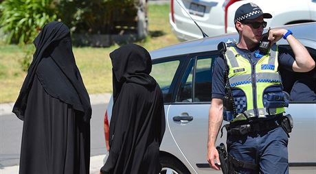 Policista hlídá pístup k místu zásahu proti teroristické skupin na pedmstí...