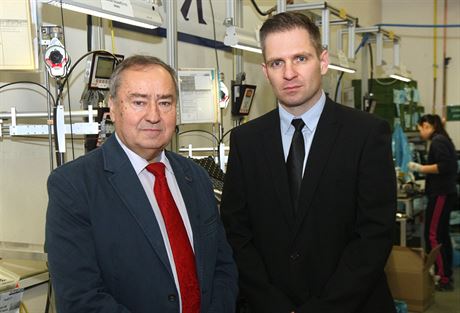 Oldich Svoboda (vlevo) a Marek Sedláek z firmy Montix vyrábjící svtla do...