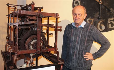 Josef Koeluh z Muzea jiního Plzeska ukazuje stroj z vních hodin, který je...