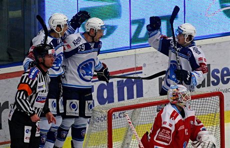 Plzetí hokejisté slaví gól Michala Moravíka.