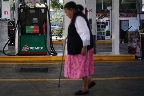 Mexická staenka prochází kolem erpací stanice Pemex.