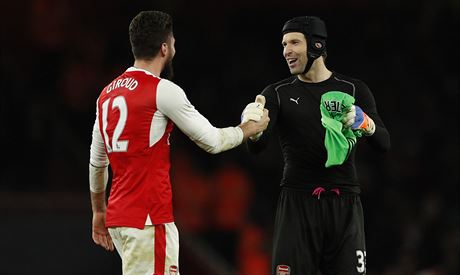 Útoník Arsenalu Olivier Giroud (vlevo) s brankáem Petrem echem.