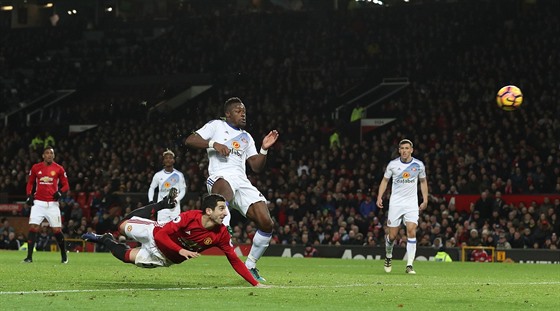 �KORPION V AKCI. Henrik Mchitarjan z Manchesteru United dává parádní gól do...