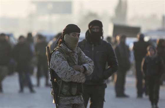 Syrtí ozbrojenci jsou sváeni z východního Aleppa do provincie Idlíb (20....