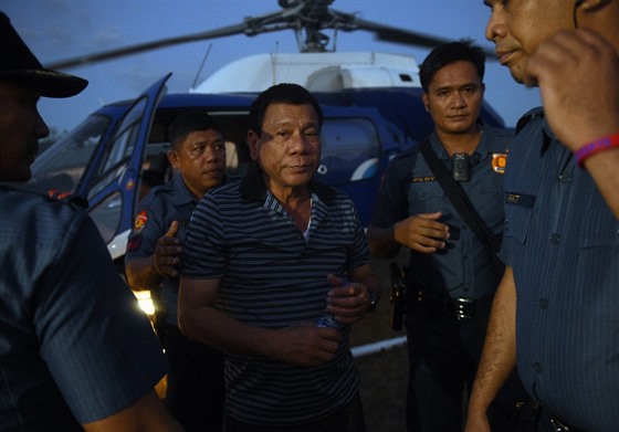 Filipínský prezident Rodrigo Duterte obklopený ochrankou bhem pedvolební kampan 