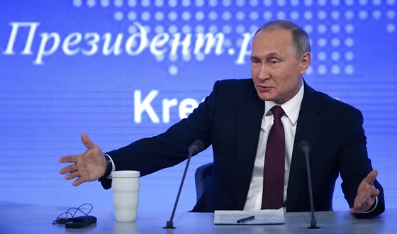 Ruský prezident Vladimir Putin bhem tradiní tiskové konference v Moskv (23....