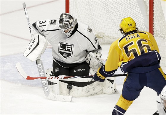 Peter Budaj z Los Angeles zasahuje v Nashvillu, pihlíí Kevin Fiala.