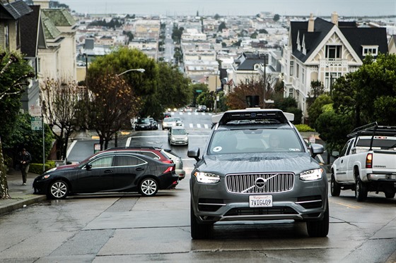 Autonomní prototyp Volva XC90 pi testech Uberu v San Francisku