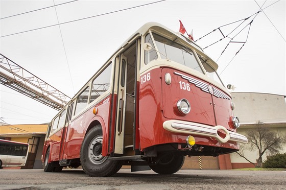 Dopravní podnik v Pardubicích dokonuje renovaci historického trolejbusu koda...