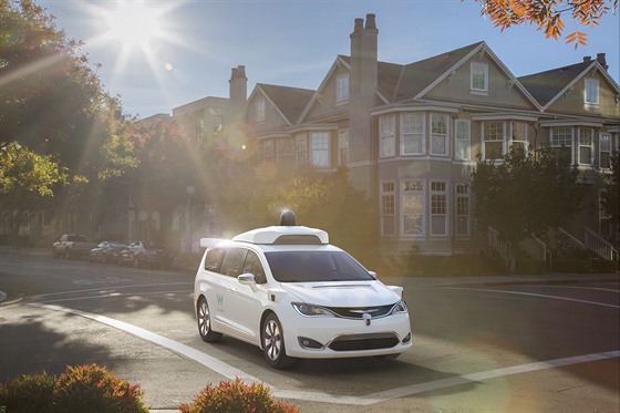 Chrysler Pacifica jako testovací prototyp autonomního vozu spolenosti Waymo,...