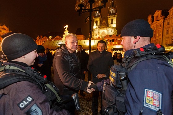 Ministr vnitra Milan Chovanec v doprovodu policejního prezidenta Tomáše Tuhého...