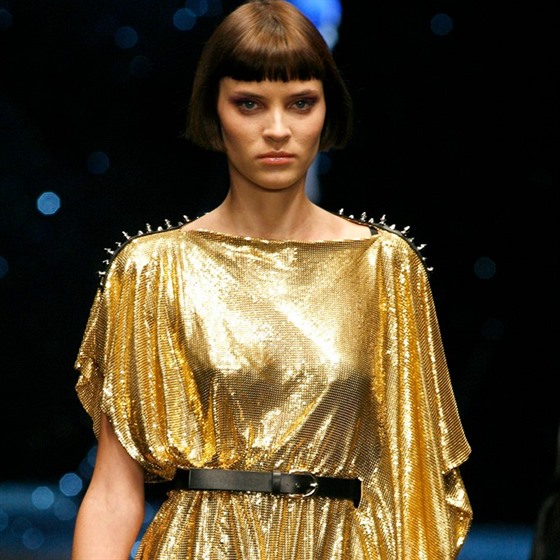 Zlaté šaty a kovové doplňky z vás udělají metalickou vílu, která zazáří na...